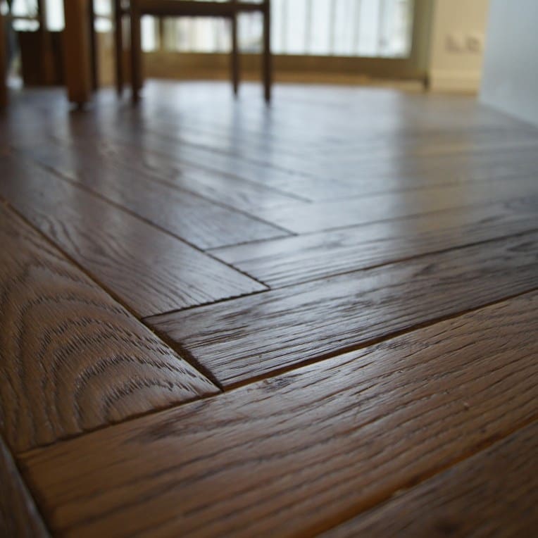 Parquet à bâtons rompus — Chêne massif, pose traditionnelle