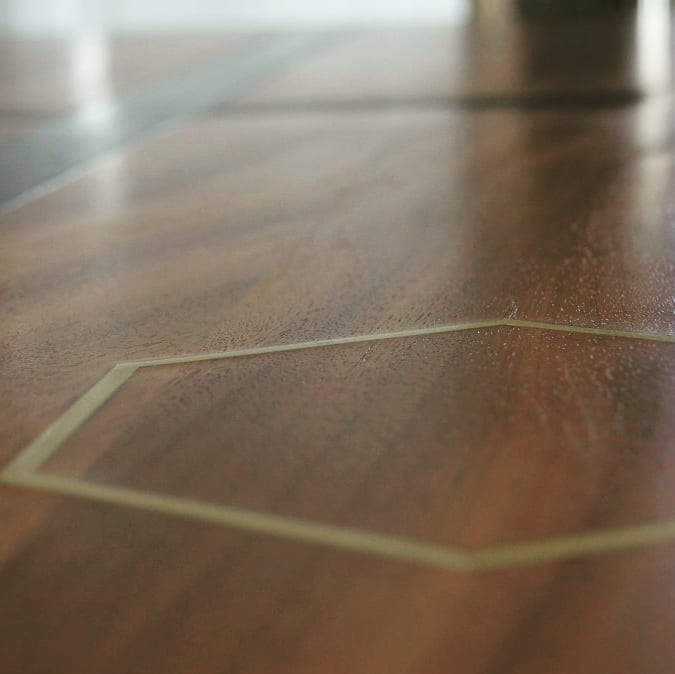 Table contemporaine — Hêtre & padouk, incrustation laiton